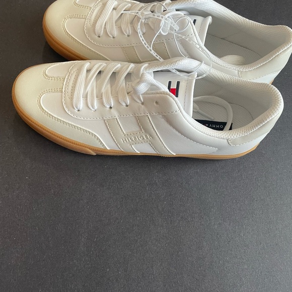 Tommy Hilfiger Lexeih sneaker.  White and Tan - Picture 2 of 4